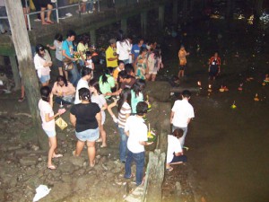 タイの祭り 灯籠流し