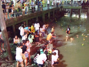 タイの祭り 灯籠流し