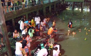 タイの祭り ロイグラトン 灯籠流し